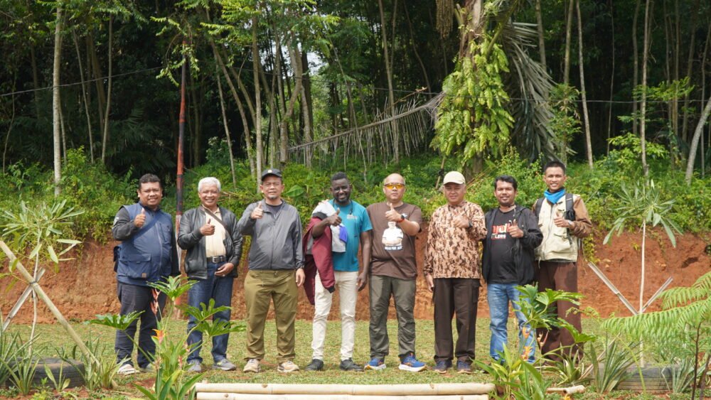 Prof. Dr. Ir. Mansyur, S.Pt., M.Si., IPM., ASEAN Eng., Guru Besar dan Kepala Departemen Nutrisi Ternak dan Teknologi Pakan Fakultas Peternakan UNPAD menyambangi Pondok Modern Darul Falah Cimenteng.