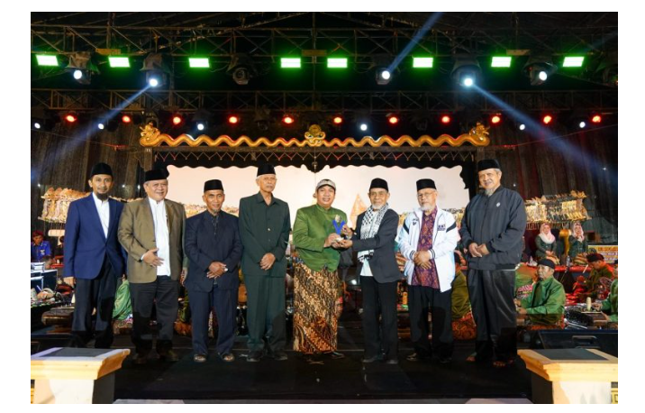 Lapangan Pondok Modern Gontor dipenuhi Penonton Pagelaran Wayang Kulit 100 Tahun Gontor